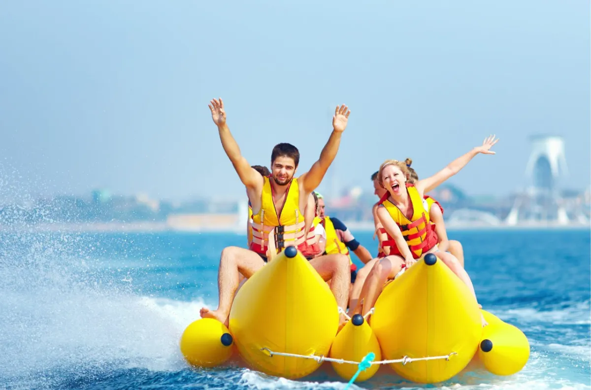 Esperienza emozionante di fare un giro a Dubai - velocità, gioia e divertimento sulle acque di Dubai