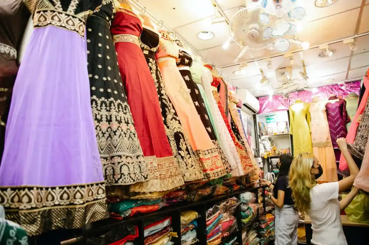Acquisto dal mercato di Murshid a Dubai