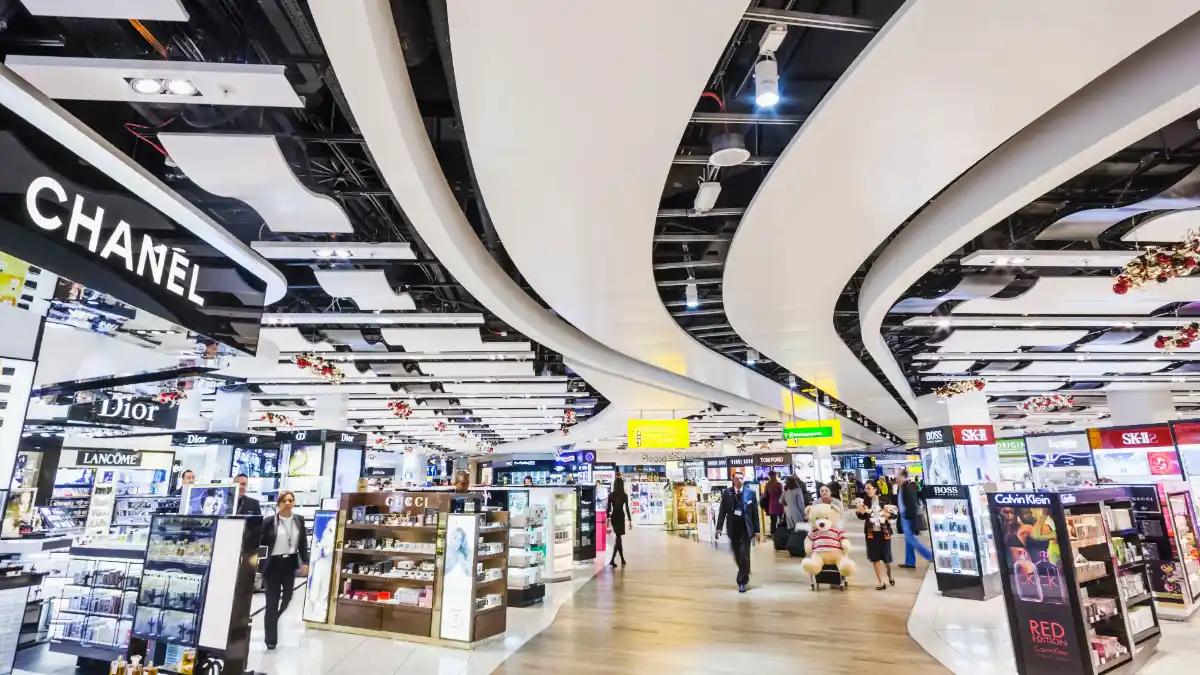Duty free shop dell'aeroporto di Dubai; shopping di lusso senza tasse prima del volo