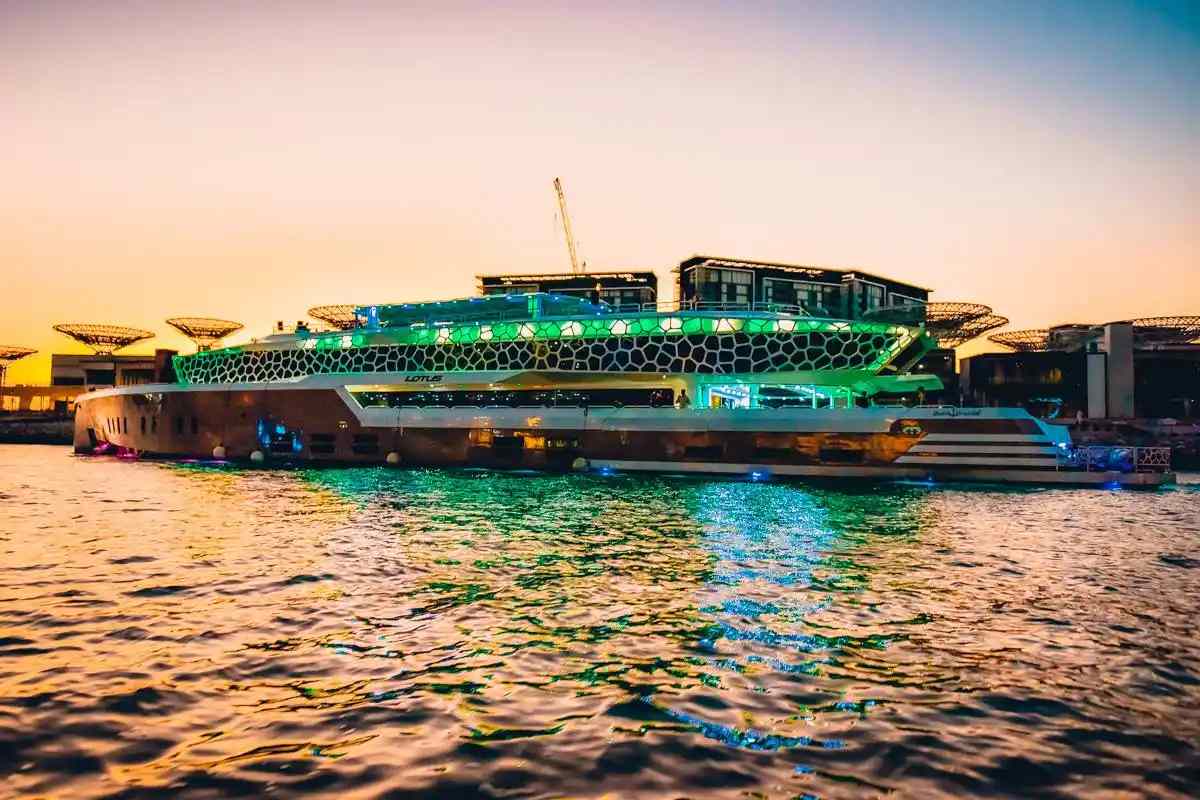 Tutto ciò che c'è da sapere sul tour della cena notturna sulla nave Lotus a Dubai; dai prezzi ai pacchetti VIP
