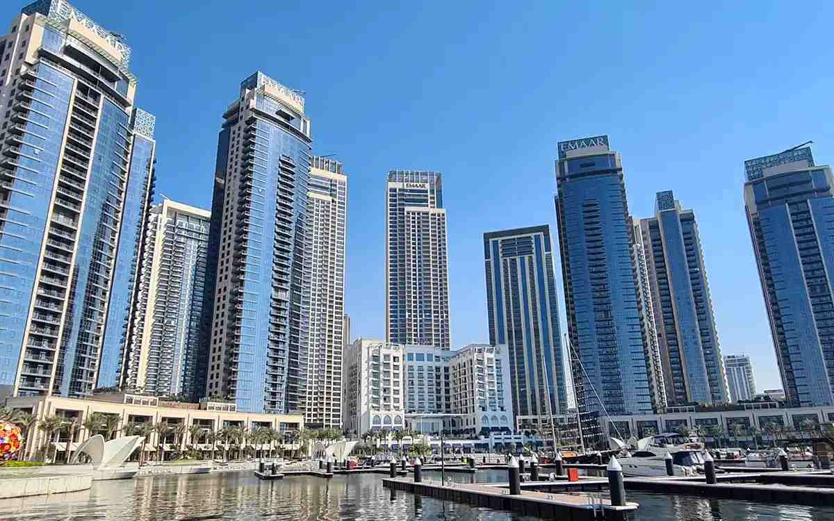 Mga tradisyunal na pamilihan sa paligid ng Creek; kulay, amoy, at tunay na buhay sa Dubai