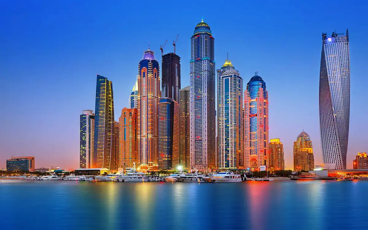 Attività acquatiche a Dubai Marina: navigazione, jet ski e crociera notturna