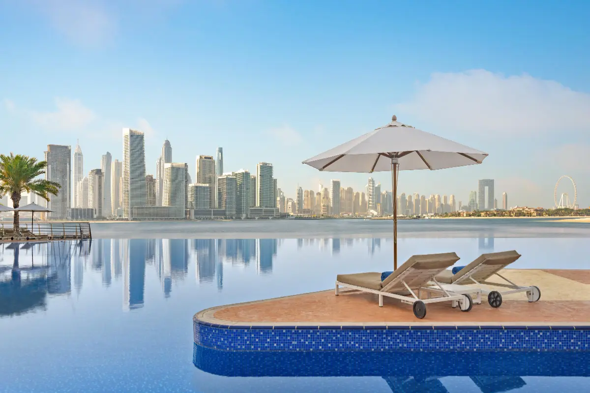 Mga silid at disenyo ng loob ng Hotel Al Khouri Sky Garden