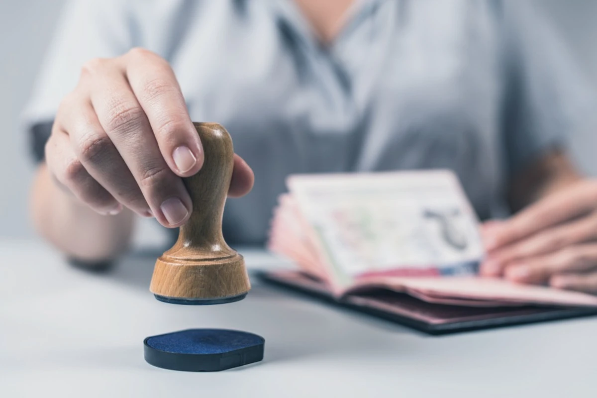 قوانين وقيود تأشيرة المطار