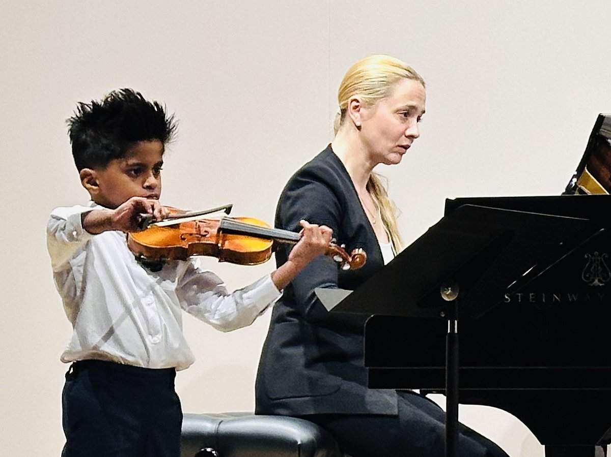 Kabir Khan, phénomène de 5 ans du violon de Dubaï brille au festival de musique des Émirats