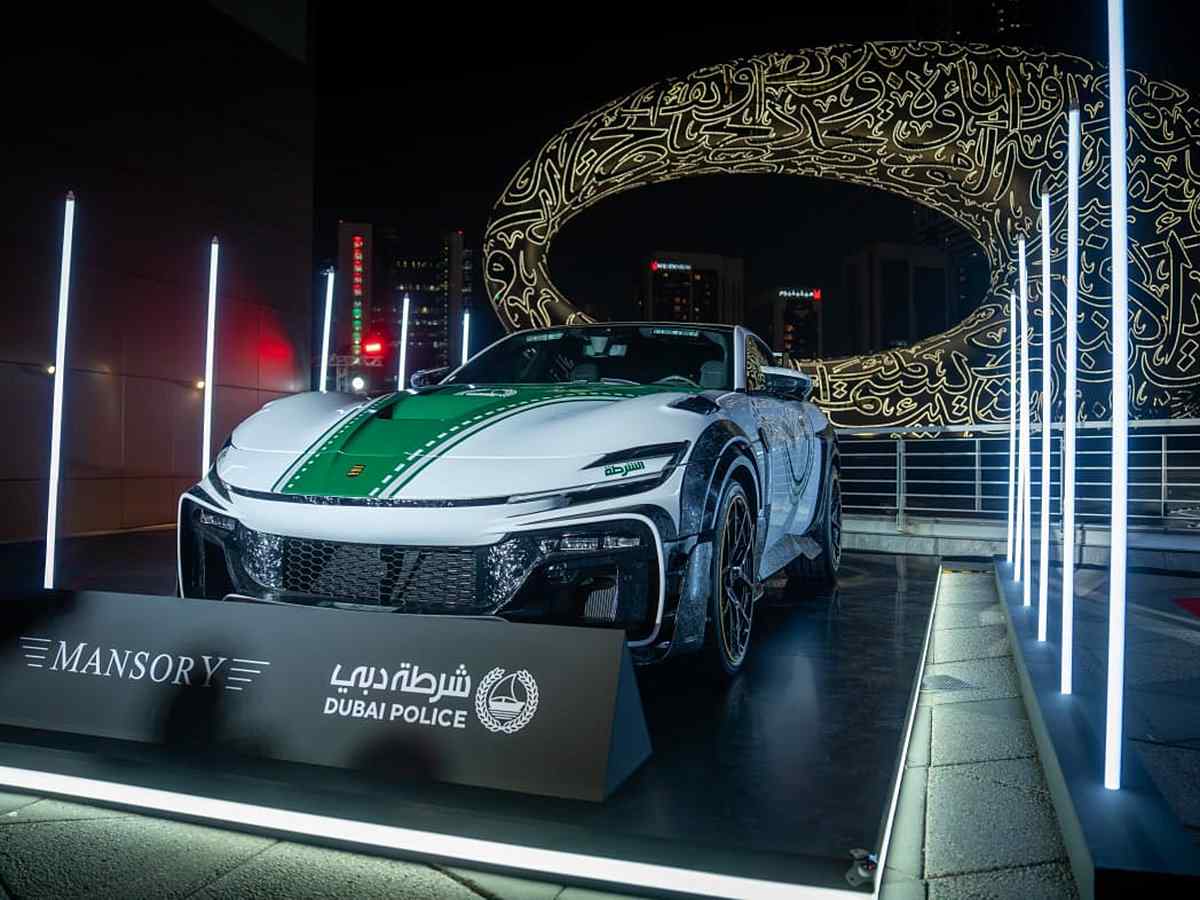 Полиция Дубая недавно добавила редкий Mansory Ferrari Purosangue в свой роскошный автопарк, отметив двенадцатую годовщину роскошного патрульного автопарка перед Эмиратскими башнями.